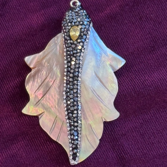 Natural freshwater shell leaf pendant NWT - Picture 2 of 8